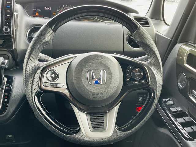 ホンダ Ｎ ＢＯＸ カスタム G L ホンダセンシング 熊本県 2018(平30)年 6.4万km プラチナホワイトパール 純正SDナビ/・AM/FM/CD/DVD/SD/AUX/iPod/USB/BT/・AppleCarPlay/・フルセグTV/バックカメラ/ホンダセンシング/・衝突軽減ブレーキ/・先行車発進お知らせ機能/・路外逸脱抑制システム/・標識認識機能/・アダプティブクルーズコントロール/後方コーナーセンサー/革巻きステアリング/・ステアリングリモコン/オートライト/・フォグランプ/・LEDライト/電動格納ミラー/・ウィンカーミラー/ビルトインETC/ドアバイザー/シートカバー/純正フロアマット/純正アルミホイール/スマートキー/・スペアキー