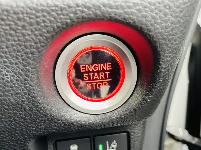 ホンダ Ｎ ＢＯＸ カスタム G L ホンダセンシング 熊本県 2018(平30)年 6.4万km プラチナホワイトパール 純正SDナビ/・AM/FM/CD/DVD/SD/AUX/iPod/USB/BT/・AppleCarPlay/・フルセグTV/バックカメラ/ホンダセンシング/・衝突軽減ブレーキ/・先行車発進お知らせ機能/・路外逸脱抑制システム/・標識認識機能/・アダプティブクルーズコントロール/後方コーナーセンサー/革巻きステアリング/・ステアリングリモコン/オートライト/・フォグランプ/・LEDライト/電動格納ミラー/・ウィンカーミラー/ビルトインETC/ドアバイザー/シートカバー/純正フロアマット/純正アルミホイール/スマートキー/・スペアキー