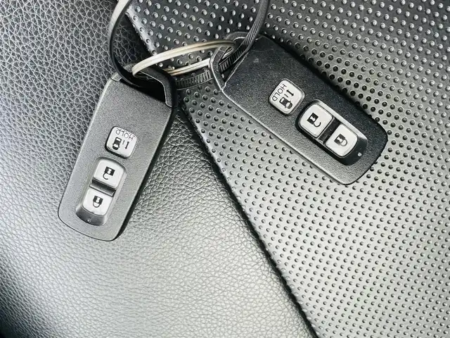 ホンダ Ｎ ＢＯＸ カスタム G L ホンダセンシング 熊本県 2018(平30)年 6.4万km プラチナホワイトパール 純正SDナビ/・AM/FM/CD/DVD/SD/AUX/iPod/USB/BT/・AppleCarPlay/・フルセグTV/バックカメラ/ホンダセンシング/・衝突軽減ブレーキ/・先行車発進お知らせ機能/・路外逸脱抑制システム/・標識認識機能/・アダプティブクルーズコントロール/後方コーナーセンサー/革巻きステアリング/・ステアリングリモコン/オートライト/・フォグランプ/・LEDライト/電動格納ミラー/・ウィンカーミラー/ビルトインETC/ドアバイザー/シートカバー/純正フロアマット/純正アルミホイール/スマートキー/・スペアキー