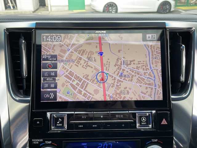 トヨタ アルファード SC 大阪府 2019(平31)年 11.9万km ホワイトパールクリスタルシャイン ワンオーナー/11インチアルパインメモリナビ/・AM/FM/CD/DVD/Bluetooth/・フルセグテレビ/サンルーフ/フリップダウンモニター/バックカメラ/ビルトインETC/ドライブレコーダー/レーダークルーズコントロール/衝突軽減ブレーキ/デジタルインナーミラー/レーンキープアシスト/アイドリングストップ/横滑り防止装置/盗難防止装置/電動パーキングブレーキ/両側パワースライド/前後コーナーセンサー/メモリシート（D席）/パワーシート（D席+N席）/エアシート（D席+N席）/シートヒーター（D席+N席）/LEDヘッドライト/オートマチックハイビーム/オートライト/ダブルオートエアコン/プッシュスタートボタン/スマートキー×2/ステアリングリモコン/革巻きステアリング/純正17インチアルミホイール/12V充電器/USBジャック/純正フロアマット/ドアバイザー/ステアリングヒーター/保証書/取扱説明書