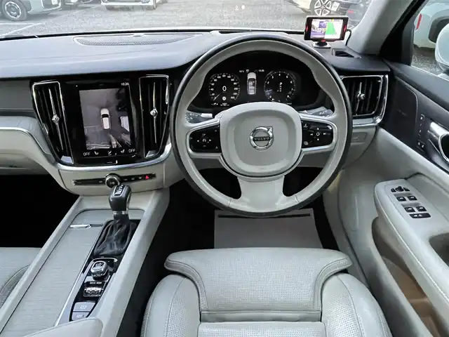 ボルボ Ｖ６０ T5 インスクリプション 埼玉県 2018(平30)年 5.1万km パール 本革シート/シートヒーター/ハーマンカードンスピーカー/純正ナビTV/360度カメラ/パワーバックドア/クリアランスソナー/LEDヘッドライト/衝突軽減ブレーキ/ヘッドアップディスプレイ/ACC/BSM/ETC/純正１８インチアルミ/スマートキー/保証書付整備手帳