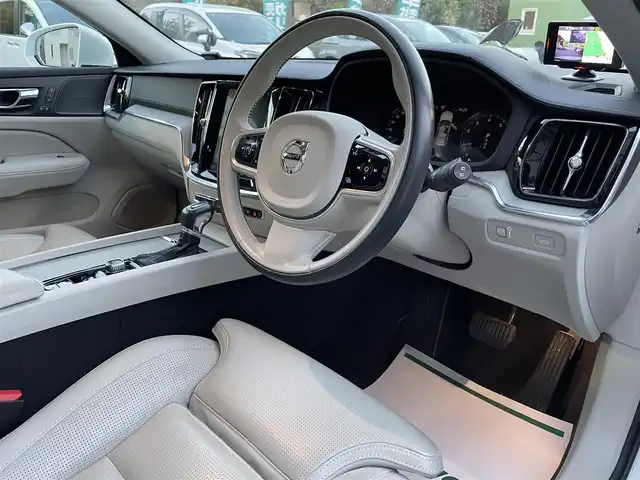ボルボ Ｖ６０ T5 インスクリプション 埼玉県 2018(平30)年 5.1万km パール 本革シート/シートヒーター/ハーマンカードンスピーカー/純正ナビTV/360度カメラ/パワーバックドア/クリアランスソナー/LEDヘッドライト/衝突軽減ブレーキ/ヘッドアップディスプレイ/ACC/BSM/ETC/純正１８インチアルミ/スマートキー/保証書付整備手帳