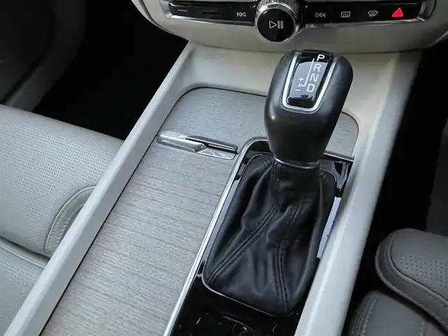 ボルボ Ｖ６０ T5 インスクリプション 埼玉県 2018(平30)年 5.1万km パール 本革シート/シートヒーター/ハーマンカードンスピーカー/純正ナビTV/360度カメラ/パワーバックドア/クリアランスソナー/LEDヘッドライト/衝突軽減ブレーキ/ヘッドアップディスプレイ/ACC/BSM/ETC/純正１８インチアルミ/スマートキー/保証書付整備手帳