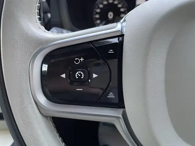 ボルボ Ｖ６０ T5 インスクリプション 埼玉県 2018(平30)年 5.1万km パール 本革シート/シートヒーター/ハーマンカードンスピーカー/純正ナビTV/360度カメラ/パワーバックドア/クリアランスソナー/LEDヘッドライト/衝突軽減ブレーキ/ヘッドアップディスプレイ/ACC/BSM/ETC/純正１８インチアルミ/スマートキー/保証書付整備手帳