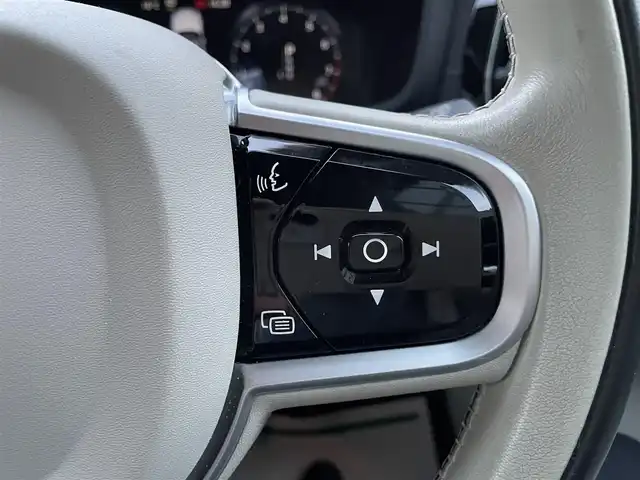 ボルボ Ｖ６０ T5 インスクリプション 埼玉県 2018(平30)年 5.1万km パール 本革シート/シートヒーター/ハーマンカードンスピーカー/純正ナビTV/360度カメラ/パワーバックドア/クリアランスソナー/LEDヘッドライト/衝突軽減ブレーキ/ヘッドアップディスプレイ/ACC/BSM/ETC/純正１８インチアルミ/スマートキー/保証書付整備手帳