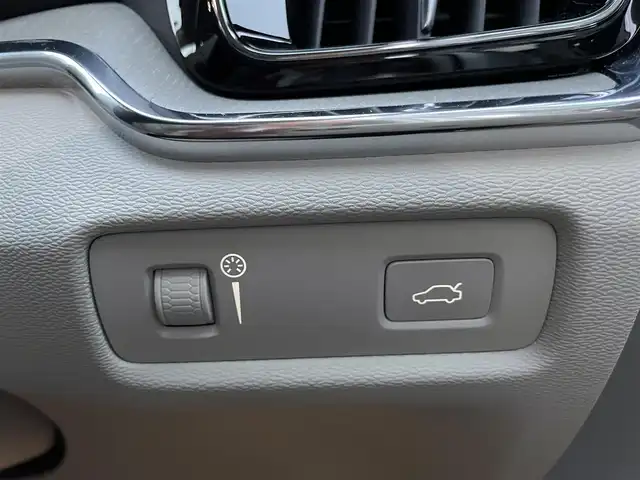 ボルボ Ｖ６０ T5 インスクリプション 埼玉県 2018(平30)年 5.1万km パール 本革シート/シートヒーター/ハーマンカードンスピーカー/純正ナビTV/360度カメラ/パワーバックドア/クリアランスソナー/LEDヘッドライト/衝突軽減ブレーキ/ヘッドアップディスプレイ/ACC/BSM/ETC/純正１８インチアルミ/スマートキー/保証書付整備手帳