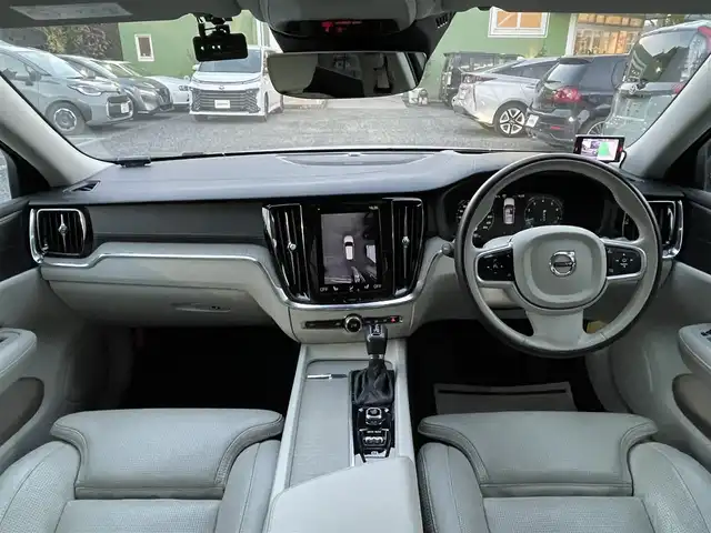 ボルボ Ｖ６０ T5 インスクリプション 埼玉県 2018(平30)年 5.1万km パール 本革シート/エアシート＆シートヒーター/ハーマンカードンスピーカー/純正ナビTV/360度カメラ/パワーバックドア/クリアランスソナー/LEDヘッドライト/衝突軽減ブレーキ/ヘッドアップディスプレイ/ACC/BSM/ETC/純正１８インチアルミ/スマートキー/保証書付整備手帳
