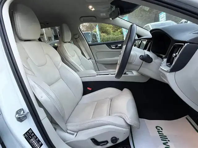 ボルボ Ｖ６０ T5 インスクリプション 埼玉県 2018(平30)年 5.1万km パール 本革シート/エアシート＆シートヒーター/ハーマンカードンスピーカー/純正ナビTV/360度カメラ/パワーバックドア/クリアランスソナー/LEDヘッドライト/衝突軽減ブレーキ/ヘッドアップディスプレイ/ACC/BSM/ETC/純正１８インチアルミ/スマートキー/保証書付整備手帳