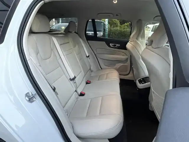 ボルボ Ｖ６０ T5 インスクリプション 埼玉県 2018(平30)年 5.1万km パール 本革シート/エアシート＆シートヒーター/ハーマンカードンスピーカー/純正ナビTV/360度カメラ/パワーバックドア/クリアランスソナー/LEDヘッドライト/衝突軽減ブレーキ/ヘッドアップディスプレイ/ACC/BSM/ETC/純正１８インチアルミ/スマートキー/保証書付整備手帳