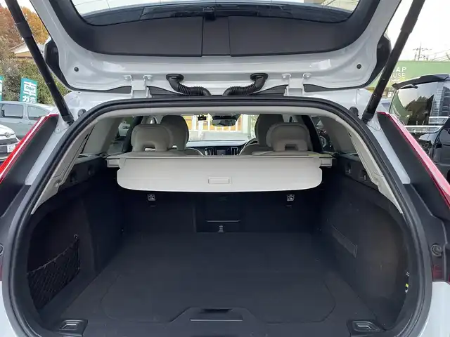 ボルボ Ｖ６０ T5 インスクリプション 埼玉県 2018(平30)年 5.1万km パール 本革シート/エアシート＆シートヒーター/ハーマンカードンスピーカー/純正ナビTV/360度カメラ/パワーバックドア/クリアランスソナー/LEDヘッドライト/衝突軽減ブレーキ/ヘッドアップディスプレイ/ACC/BSM/ETC/純正１８インチアルミ/スマートキー/保証書付整備手帳