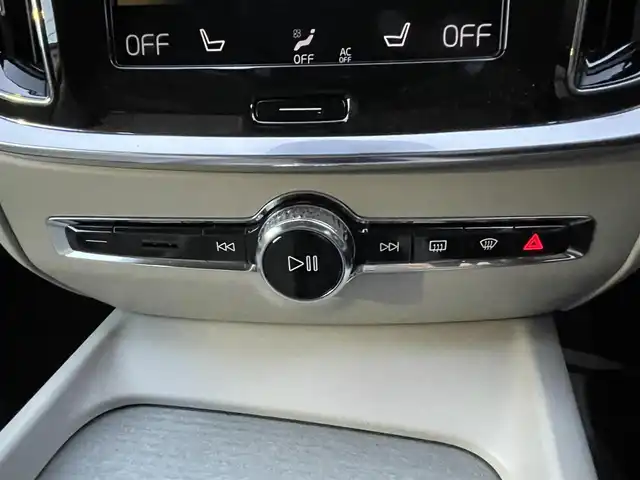 ボルボ Ｖ６０ T5 インスクリプション 埼玉県 2018(平30)年 5.1万km パール 本革シート/エアシート＆シートヒーター/ハーマンカードンスピーカー/純正ナビTV/360度カメラ/パワーバックドア/クリアランスソナー/LEDヘッドライト/衝突軽減ブレーキ/ヘッドアップディスプレイ/ACC/BSM/ETC/純正１８インチアルミ/スマートキー/保証書付整備手帳