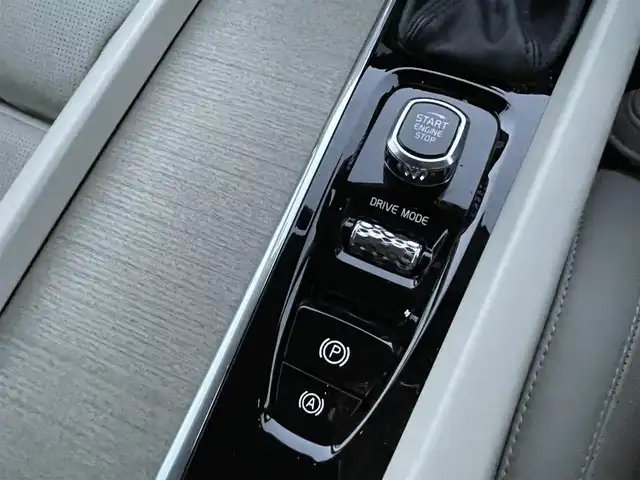 ボルボ Ｖ６０ T5 インスクリプション 埼玉県 2018(平30)年 5.1万km パール 本革シート/エアシート＆シートヒーター/ハーマンカードンスピーカー/純正ナビTV/360度カメラ/パワーバックドア/クリアランスソナー/LEDヘッドライト/衝突軽減ブレーキ/ヘッドアップディスプレイ/ACC/BSM/ETC/純正１８インチアルミ/スマートキー/保証書付整備手帳