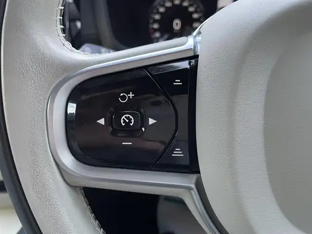 ボルボ Ｖ６０ T5 インスクリプション 埼玉県 2018(平30)年 5.1万km パール 本革シート/エアシート＆シートヒーター/ハーマンカードンスピーカー/純正ナビTV/360度カメラ/パワーバックドア/クリアランスソナー/LEDヘッドライト/衝突軽減ブレーキ/ヘッドアップディスプレイ/ACC/BSM/ETC/純正１８インチアルミ/スマートキー/保証書付整備手帳