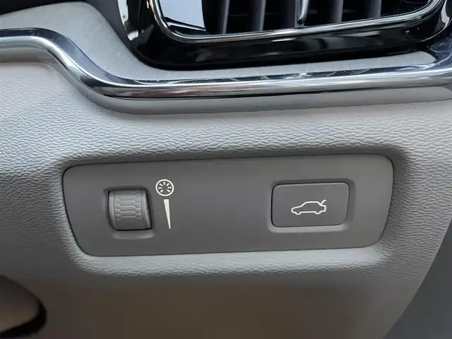 ボルボ Ｖ６０ T5 インスクリプション 埼玉県 2018(平30)年 5.1万km パール 本革シート/エアシート＆シートヒーター/ハーマンカードンスピーカー/純正ナビTV/360度カメラ/パワーバックドア/クリアランスソナー/LEDヘッドライト/衝突軽減ブレーキ/ヘッドアップディスプレイ/ACC/BSM/ETC/純正１８インチアルミ/スマートキー/保証書付整備手帳