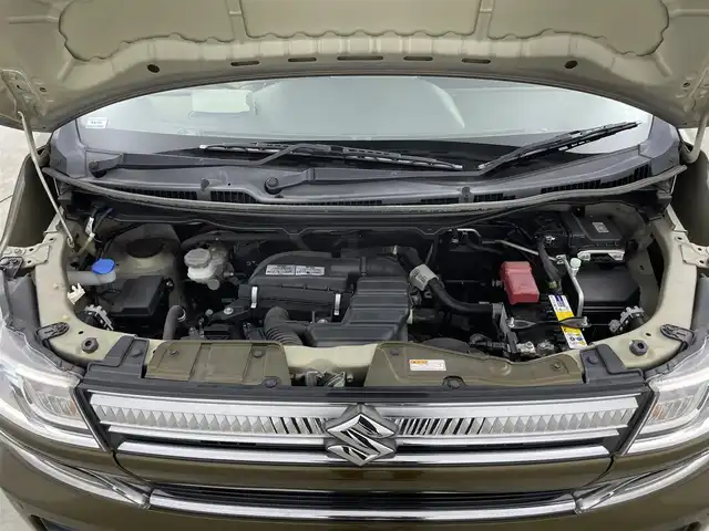 スズキ ワゴンＲ HYBRID FZ 千葉県 2017(平29)年 3.9万km ブレイブカーキP 禁煙車/スズキセーフティサポート/・デュアルセンサーブレーキサポート/・ヘッドアップディスプレイ/・車線逸脱警報システム/・コーナーセンサー/純正８インチメモリナビ/・型番：CN-RZ83/・CD/Bluetooth/フルセグTV/・全方位カメラ/・ビルトインETC/D席シートヒーター/革巻きステアリング/・ステアリングスイッチ/純正フロアマット/純正１４インチAW/オートライト/・ハロゲンヘッドライト/スマートキー&プッシュスタート