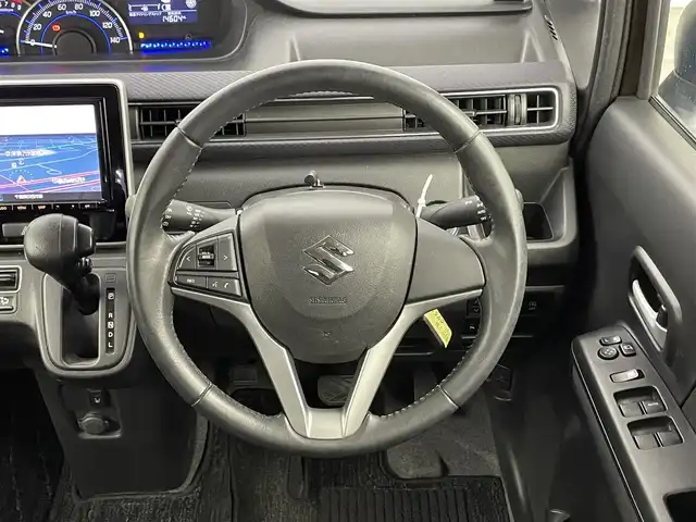 スズキ ワゴンＲ HYBRID FZ 千葉県 2017(平29)年 3.9万km ブレイブカーキP 禁煙車/スズキセーフティサポート/・デュアルセンサーブレーキサポート/・ヘッドアップディスプレイ/・車線逸脱警報システム/・コーナーセンサー/純正８インチメモリナビ/・型番：CN-RZ83/・CD/Bluetooth/フルセグTV/・全方位カメラ/・ビルトインETC/D席シートヒーター/革巻きステアリング/・ステアリングスイッチ/純正フロアマット/純正１４インチAW/オートライト/・ハロゲンヘッドライト/スマートキー&プッシュスタート