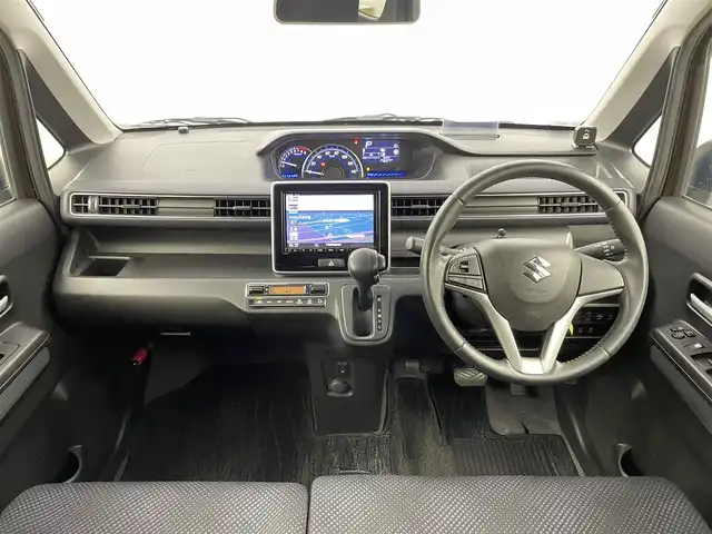 スズキ ワゴンＲ HYBRID FZ 千葉県 2017(平29)年 3.9万km ブレイブカーキP 禁煙車/スズキセーフティサポート/・デュアルセンサーブレーキサポート/・ヘッドアップディスプレイ/・車線逸脱警報システム/・コーナーセンサー/純正８インチメモリナビ/・型番：CN-RZ83/・CD/Bluetooth/フルセグTV/・全方位カメラ/・ビルトインETC/D席シートヒーター/革巻きステアリング/・ステアリングスイッチ/純正フロアマット/純正１４インチAW/オートライト/・ハロゲンヘッドライト/スマートキー&プッシュスタート