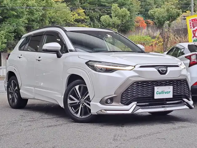 トヨタ カローラ クロス Z 大阪府 2022(令4)年 2.1万km プラチナホワイトパールマイカ /禁煙車//ワンオーナー車//9インチナビ機能付きディスプレイオーディオ/・FM・AM・BT・USB・Miracast・フルセグTV//モデリスタエアロ(F.S.R)//ハーフレザーシート//前席シートヒーター//パワーバックドア//ルーフレール//レーダークルーズコントロール//BSM(ブラインドスポットモニター)//LTA(レーントレーシングアシスト)//RSA(ロードサインアシスト)//LEDヘッドライト//オートマチックハイビーム//プロジェクションカーテシイルミ//ビルトインETC2.0//ディーラーOP前後ドラレコ・レーダー//電動パーキングブレーキ//保証書//取扱説明書//スペアキー