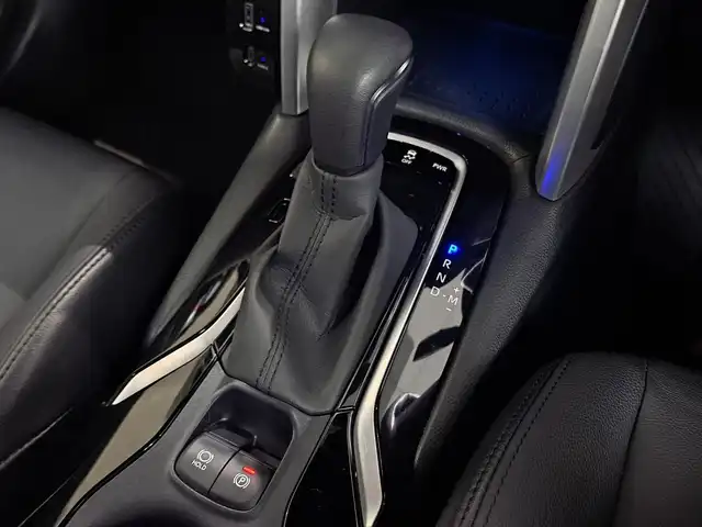 トヨタ カローラ クロス Z 大阪府 2022(令4)年 2.1万km プラチナホワイトパールマイカ /禁煙車//ワンオーナー車//9インチナビ機能付きディスプレイオーディオ/・FM・AM・BT・USB・Miracast・フルセグTV//モデリスタエアロ(F.S.R)//ハーフレザーシート//前席シートヒーター//パワーバックドア//ルーフレール//レーダークルーズコントロール//BSM(ブラインドスポットモニター)//LTA(レーントレーシングアシスト)//RSA(ロードサインアシスト)//LEDヘッドライト//オートマチックハイビーム//プロジェクションカーテシイルミ//ビルトインETC2.0//ディーラーOP前後ドラレコ・レーダー//電動パーキングブレーキ//保証書//取扱説明書//スペアキー