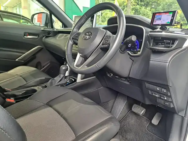 トヨタ カローラ クロス Z 大阪府 2022(令4)年 2.1万km プラチナホワイトパールマイカ /禁煙車//ワンオーナー車//9インチナビ機能付きディスプレイオーディオ/・FM・AM・BT・USB・Miracast・フルセグTV//モデリスタエアロ(F.S.R)//ハーフレザーシート//前席シートヒーター//パワーバックドア//ルーフレール//レーダークルーズコントロール//BSM(ブラインドスポットモニター)//LTA(レーントレーシングアシスト)//RSA(ロードサインアシスト)//LEDヘッドライト//オートマチックハイビーム//プロジェクションカーテシイルミ//ビルトインETC2.0//ディーラーOP前後ドラレコ・レーダー//電動パーキングブレーキ//保証書//取扱説明書//スペアキー