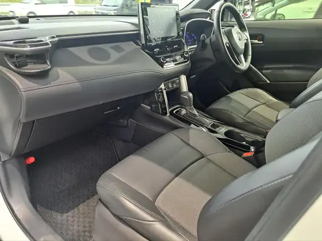 トヨタ カローラ クロス Z 大阪府 2022(令4)年 2.1万km プラチナホワイトパールマイカ /禁煙車//ワンオーナー車//9インチナビ機能付きディスプレイオーディオ/・FM・AM・BT・USB・Miracast・フルセグTV//モデリスタエアロ(F.S.R)//ハーフレザーシート//前席シートヒーター//パワーバックドア//ルーフレール//レーダークルーズコントロール//BSM(ブラインドスポットモニター)//LTA(レーントレーシングアシスト)//RSA(ロードサインアシスト)//LEDヘッドライト//オートマチックハイビーム//プロジェクションカーテシイルミ//ビルトインETC2.0//ディーラーOP前後ドラレコ・レーダー//電動パーキングブレーキ//保証書//取扱説明書//スペアキー