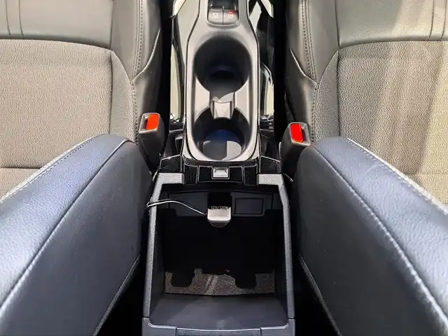トヨタ カローラ クロス Z 大阪府 2022(令4)年 2.1万km プラチナホワイトパールマイカ /禁煙車//ワンオーナー車//9インチナビ機能付きディスプレイオーディオ/・FM・AM・BT・USB・Miracast・フルセグTV//モデリスタエアロ(F.S.R)//ハーフレザーシート//前席シートヒーター//パワーバックドア//ルーフレール//レーダークルーズコントロール//BSM(ブラインドスポットモニター)//LTA(レーントレーシングアシスト)//RSA(ロードサインアシスト)//LEDヘッドライト//オートマチックハイビーム//プロジェクションカーテシイルミ//ビルトインETC2.0//ディーラーOP前後ドラレコ・レーダー//電動パーキングブレーキ//保証書//取扱説明書//スペアキー