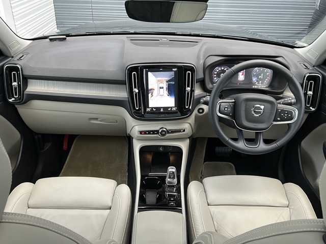 ボルボ ボルボ ＸＣ４０ B4 AWD インスクリプション 佐賀県 2022(令4)年 2.7万km デニムブルーメタリック エンジンスタートボタン/保証書/取扱説明書/記録簿/スマートキー/スペアキー有/追従走行付きクルーズコントロール/Bluetooth接続/AppleCarPlay/AndroidAuto/フルセグTV/全方位カメラ/サンルーフ/前後ドライブレコーダー/前席パワーシート/レザーシート/前席シートヒーター/ルーフレール/横滑り防止装置/前後コーナーセンサー/レーンキープアシスト/盗難防止装置/オートライト/オートマチックハイビーム/LEDライト/Dynamic/eco/Off　Road　Mode/自動発車システム/ステアリングヒーター/革巻ステアリング/電格ウィンカーミラー/シートメモリ/コーナリングライト/衝突回避システム/ロードサインインフォメーション