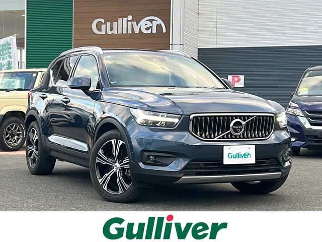 ボルボ ボルボ ＸＣ４０ B4 AWD インスクリプション 佐賀県 2022(令4)年 2.7万km デニムブルーメタリック エンジンスタートボタン/保証書/取扱説明書/記録簿/スマートキー/スペアキー有/追従走行付きクルーズコントロール/Bluetooth接続/AppleCarPlay/AndroidAuto/フルセグTV/全方位カメラ/サンルーフ/前後ドライブレコーダー/前席パワーシート/レザーシート/前席シートヒーター/ルーフレール/横滑り防止装置/前後コーナーセンサー/レーンキープアシスト/盗難防止装置/オートライト/オートマチックハイビーム/LEDライト/Dynamic/eco/Off　Road　Mode/自動発車システム/ステアリングヒーター/革巻ステアリング/電格ウィンカーミラー/シートメモリ/コーナリングライト/衝突回避システム/ロードサインインフォメーション