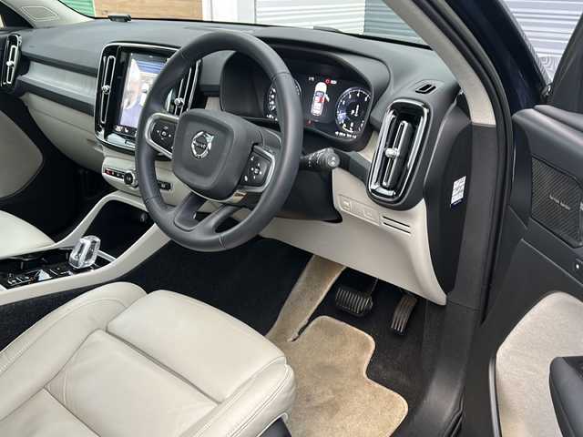 ボルボ ボルボ ＸＣ４０ B4 AWD インスクリプション 佐賀県 2022(令4)年 2.7万km デニムブルーメタリック エンジンスタートボタン/保証書/取扱説明書/記録簿/スマートキー/スペアキー有/追従走行付きクルーズコントロール/Bluetooth接続/AppleCarPlay/AndroidAuto/フルセグTV/全方位カメラ/サンルーフ/前後ドライブレコーダー/前席パワーシート/レザーシート/前席シートヒーター/ルーフレール/横滑り防止装置/前後コーナーセンサー/レーンキープアシスト/盗難防止装置/オートライト/オートマチックハイビーム/LEDライト/Dynamic/eco/Off　Road　Mode/自動発車システム/ステアリングヒーター/革巻ステアリング/電格ウィンカーミラー/シートメモリ/コーナリングライト/衝突回避システム/ロードサインインフォメーション