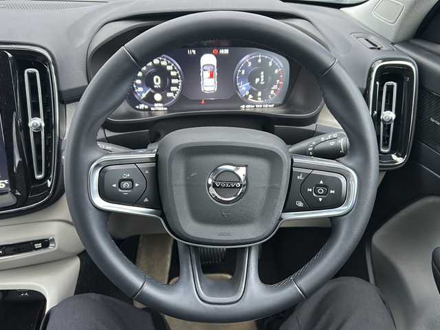 ボルボ ボルボ ＸＣ４０ B4 AWD インスクリプション 佐賀県 2022(令4)年 2.7万km デニムブルーメタリック エンジンスタートボタン/保証書/取扱説明書/記録簿/スマートキー/スペアキー有/追従走行付きクルーズコントロール/Bluetooth接続/AppleCarPlay/AndroidAuto/フルセグTV/全方位カメラ/サンルーフ/前後ドライブレコーダー/前席パワーシート/レザーシート/前席シートヒーター/ルーフレール/横滑り防止装置/前後コーナーセンサー/レーンキープアシスト/盗難防止装置/オートライト/オートマチックハイビーム/LEDライト/Dynamic/eco/Off　Road　Mode/自動発車システム/ステアリングヒーター/革巻ステアリング/電格ウィンカーミラー/シートメモリ/コーナリングライト/衝突回避システム/ロードサインインフォメーション