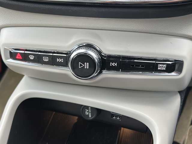 ボルボ ボルボ ＸＣ４０ B4 AWD インスクリプション 佐賀県 2022(令4)年 2.7万km デニムブルーメタリック エンジンスタートボタン/保証書/取扱説明書/記録簿/スマートキー/スペアキー有/追従走行付きクルーズコントロール/Bluetooth接続/AppleCarPlay/AndroidAuto/フルセグTV/全方位カメラ/サンルーフ/前後ドライブレコーダー/前席パワーシート/レザーシート/前席シートヒーター/ルーフレール/横滑り防止装置/前後コーナーセンサー/レーンキープアシスト/盗難防止装置/オートライト/オートマチックハイビーム/LEDライト/Dynamic/eco/Off　Road　Mode/自動発車システム/ステアリングヒーター/革巻ステアリング/電格ウィンカーミラー/シートメモリ/コーナリングライト/衝突回避システム/ロードサインインフォメーション