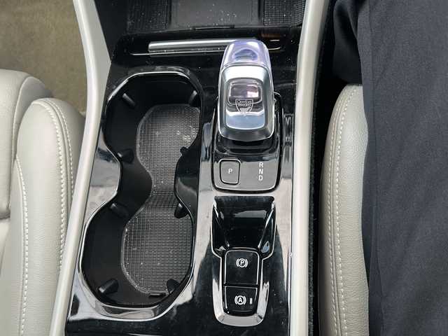 ボルボ ボルボ ＸＣ４０ B4 AWD インスクリプション 佐賀県 2022(令4)年 2.7万km デニムブルーメタリック エンジンスタートボタン/保証書/取扱説明書/記録簿/スマートキー/スペアキー有/追従走行付きクルーズコントロール/Bluetooth接続/AppleCarPlay/AndroidAuto/フルセグTV/全方位カメラ/サンルーフ/前後ドライブレコーダー/前席パワーシート/レザーシート/前席シートヒーター/ルーフレール/横滑り防止装置/前後コーナーセンサー/レーンキープアシスト/盗難防止装置/オートライト/オートマチックハイビーム/LEDライト/Dynamic/eco/Off　Road　Mode/自動発車システム/ステアリングヒーター/革巻ステアリング/電格ウィンカーミラー/シートメモリ/コーナリングライト/衝突回避システム/ロードサインインフォメーション