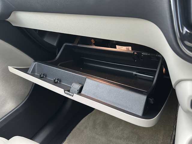 ボルボ ボルボ ＸＣ４０ B4 AWD インスクリプション 佐賀県 2022(令4)年 2.7万km デニムブルーメタリック エンジンスタートボタン/保証書/取扱説明書/記録簿/スマートキー/スペアキー有/追従走行付きクルーズコントロール/Bluetooth接続/AppleCarPlay/AndroidAuto/フルセグTV/全方位カメラ/サンルーフ/前後ドライブレコーダー/前席パワーシート/レザーシート/前席シートヒーター/ルーフレール/横滑り防止装置/前後コーナーセンサー/レーンキープアシスト/盗難防止装置/オートライト/オートマチックハイビーム/LEDライト/Dynamic/eco/Off　Road　Mode/自動発車システム/ステアリングヒーター/革巻ステアリング/電格ウィンカーミラー/シートメモリ/コーナリングライト/衝突回避システム/ロードサインインフォメーション