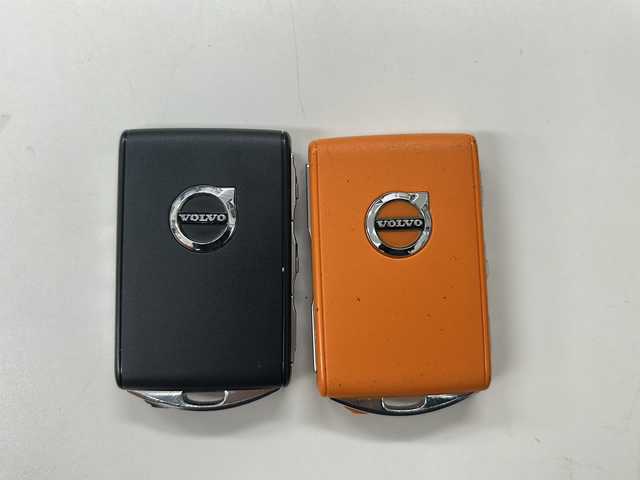 ボルボ ボルボ ＸＣ４０ B4 AWD インスクリプション 佐賀県 2022(令4)年 2.7万km デニムブルーメタリック エンジンスタートボタン/保証書/取扱説明書/記録簿/スマートキー/スペアキー有/追従走行付きクルーズコントロール/Bluetooth接続/AppleCarPlay/AndroidAuto/フルセグTV/全方位カメラ/サンルーフ/前後ドライブレコーダー/前席パワーシート/レザーシート/前席シートヒーター/ルーフレール/横滑り防止装置/前後コーナーセンサー/レーンキープアシスト/盗難防止装置/オートライト/オートマチックハイビーム/LEDライト/Dynamic/eco/Off　Road　Mode/自動発車システム/ステアリングヒーター/革巻ステアリング/電格ウィンカーミラー/シートメモリ/コーナリングライト/衝突回避システム/ロードサインインフォメーション