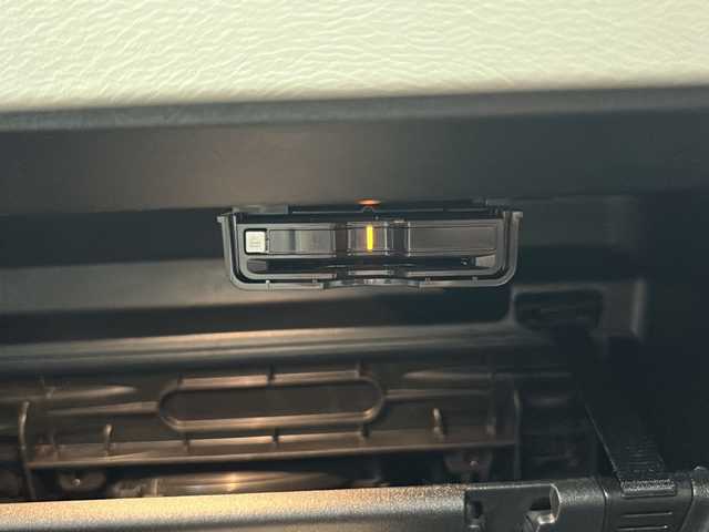 ボルボ ボルボ ＸＣ４０ B4 AWD インスクリプション 佐賀県 2022(令4)年 2.7万km デニムブルーメタリック エンジンスタートボタン/保証書/取扱説明書/記録簿/スマートキー/スペアキー有/追従走行付きクルーズコントロール/Bluetooth接続/AppleCarPlay/AndroidAuto/フルセグTV/全方位カメラ/サンルーフ/前後ドライブレコーダー/前席パワーシート/レザーシート/前席シートヒーター/ルーフレール/横滑り防止装置/前後コーナーセンサー/レーンキープアシスト/盗難防止装置/オートライト/オートマチックハイビーム/LEDライト/Dynamic/eco/Off　Road　Mode/自動発車システム/ステアリングヒーター/革巻ステアリング/電格ウィンカーミラー/シートメモリ/コーナリングライト/衝突回避システム/ロードサインインフォメーション