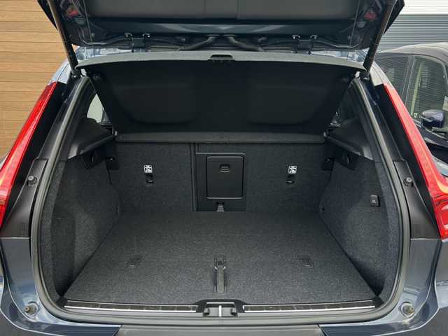 ボルボ ボルボ ＸＣ４０ B4 AWD インスクリプション 佐賀県 2022(令4)年 2.7万km デニムブルーメタリック エンジンスタートボタン/保証書/取扱説明書/記録簿/スマートキー/スペアキー有/追従走行付きクルーズコントロール/Bluetooth接続/AppleCarPlay/AndroidAuto/フルセグTV/全方位カメラ/サンルーフ/前後ドライブレコーダー/前席パワーシート/レザーシート/前席シートヒーター/ルーフレール/横滑り防止装置/前後コーナーセンサー/レーンキープアシスト/盗難防止装置/オートライト/オートマチックハイビーム/LEDライト/Dynamic/eco/Off　Road　Mode/自動発車システム/ステアリングヒーター/革巻ステアリング/電格ウィンカーミラー/シートメモリ/コーナリングライト/衝突回避システム/ロードサインインフォメーション