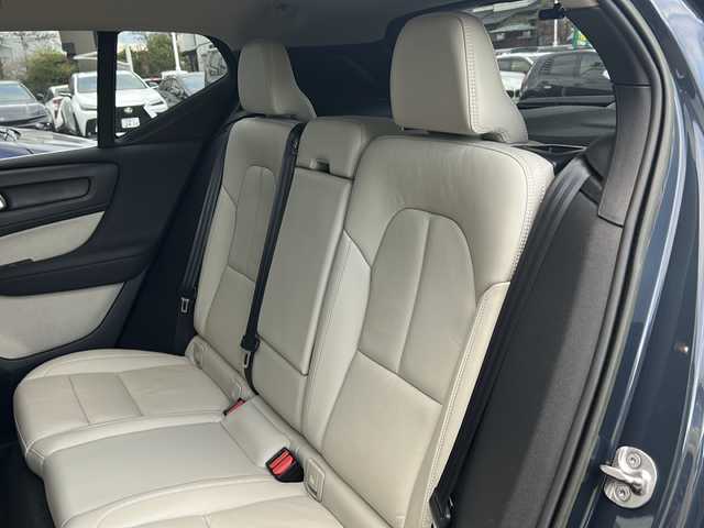 ボルボ ボルボ ＸＣ４０ B4 AWD インスクリプション 佐賀県 2022(令4)年 2.7万km デニムブルーメタリック エンジンスタートボタン/保証書/取扱説明書/記録簿/スマートキー/スペアキー有/追従走行付きクルーズコントロール/Bluetooth接続/AppleCarPlay/AndroidAuto/フルセグTV/全方位カメラ/サンルーフ/前後ドライブレコーダー/前席パワーシート/レザーシート/前席シートヒーター/ルーフレール/横滑り防止装置/前後コーナーセンサー/レーンキープアシスト/盗難防止装置/オートライト/オートマチックハイビーム/LEDライト/Dynamic/eco/Off　Road　Mode/自動発車システム/ステアリングヒーター/革巻ステアリング/電格ウィンカーミラー/シートメモリ/コーナリングライト/衝突回避システム/ロードサインインフォメーション