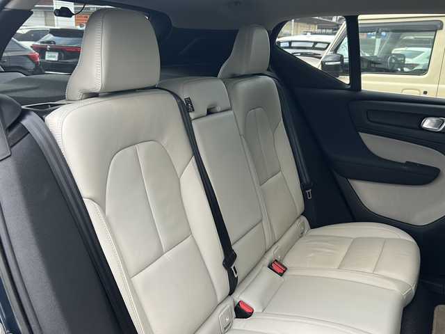 ボルボ ボルボ ＸＣ４０ B4 AWD インスクリプション 佐賀県 2022(令4)年 2.7万km デニムブルーメタリック エンジンスタートボタン/保証書/取扱説明書/記録簿/スマートキー/スペアキー有/追従走行付きクルーズコントロール/Bluetooth接続/AppleCarPlay/AndroidAuto/フルセグTV/全方位カメラ/サンルーフ/前後ドライブレコーダー/前席パワーシート/レザーシート/前席シートヒーター/ルーフレール/横滑り防止装置/前後コーナーセンサー/レーンキープアシスト/盗難防止装置/オートライト/オートマチックハイビーム/LEDライト/Dynamic/eco/Off　Road　Mode/自動発車システム/ステアリングヒーター/革巻ステアリング/電格ウィンカーミラー/シートメモリ/コーナリングライト/衝突回避システム/ロードサインインフォメーション