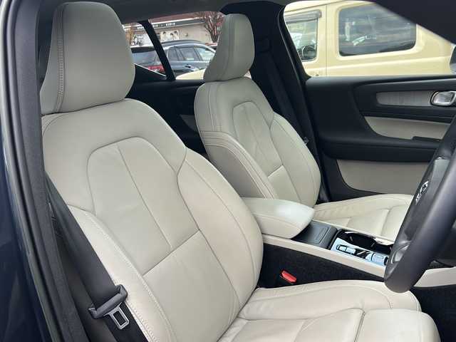 ボルボ ボルボ ＸＣ４０ B4 AWD インスクリプション 佐賀県 2022(令4)年 2.7万km デニムブルーメタリック エンジンスタートボタン/保証書/取扱説明書/記録簿/スマートキー/スペアキー有/追従走行付きクルーズコントロール/Bluetooth接続/AppleCarPlay/AndroidAuto/フルセグTV/全方位カメラ/サンルーフ/前後ドライブレコーダー/前席パワーシート/レザーシート/前席シートヒーター/ルーフレール/横滑り防止装置/前後コーナーセンサー/レーンキープアシスト/盗難防止装置/オートライト/オートマチックハイビーム/LEDライト/Dynamic/eco/Off　Road　Mode/自動発車システム/ステアリングヒーター/革巻ステアリング/電格ウィンカーミラー/シートメモリ/コーナリングライト/衝突回避システム/ロードサインインフォメーション