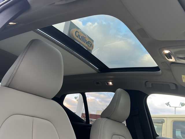 ボルボ ボルボ ＸＣ４０ B4 AWD インスクリプション 佐賀県 2022(令4)年 2.7万km デニムブルーメタリック エンジンスタートボタン/保証書/取扱説明書/記録簿/スマートキー/スペアキー有/追従走行付きクルーズコントロール/Bluetooth接続/AppleCarPlay/AndroidAuto/フルセグTV/全方位カメラ/サンルーフ/前後ドライブレコーダー/前席パワーシート/レザーシート/前席シートヒーター/ルーフレール/横滑り防止装置/前後コーナーセンサー/レーンキープアシスト/盗難防止装置/オートライト/オートマチックハイビーム/LEDライト/Dynamic/eco/Off　Road　Mode/自動発車システム/ステアリングヒーター/革巻ステアリング/電格ウィンカーミラー/シートメモリ/コーナリングライト/衝突回避システム/ロードサインインフォメーション