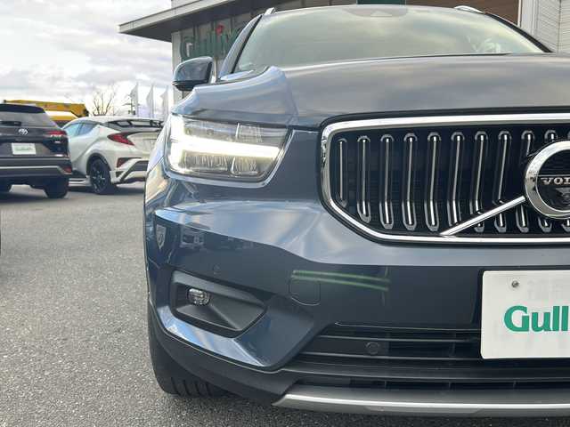 ボルボ ボルボ ＸＣ４０ B4 AWD インスクリプション 佐賀県 2022(令4)年 2.7万km デニムブルーメタリック エンジンスタートボタン/保証書/取扱説明書/記録簿/スマートキー/スペアキー有/追従走行付きクルーズコントロール/Bluetooth接続/AppleCarPlay/AndroidAuto/フルセグTV/全方位カメラ/サンルーフ/前後ドライブレコーダー/前席パワーシート/レザーシート/前席シートヒーター/ルーフレール/横滑り防止装置/前後コーナーセンサー/レーンキープアシスト/盗難防止装置/オートライト/オートマチックハイビーム/LEDライト/Dynamic/eco/Off　Road　Mode/自動発車システム/ステアリングヒーター/革巻ステアリング/電格ウィンカーミラー/シートメモリ/コーナリングライト/衝突回避システム/ロードサインインフォメーション