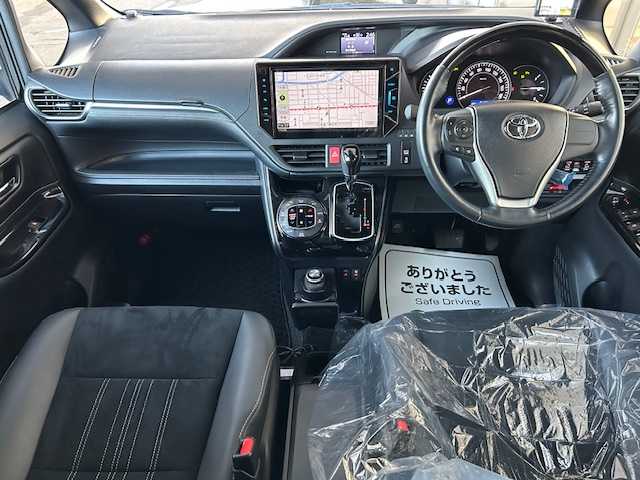 トヨタ エスクァイア Gi プレミアムパッケージ ブラックテーラード 道東・釧路十勝 2019(平31)年 3.2万km ブラック 4WD/寒冷地仕様/ワンオーナー/社外10インチメモリーナビ/　　（DVD/CD/フルセグTV/Bluetooth）/バックカメラ/トヨタセーフティセンス/　　衝突軽減ブレーキ/　　レーンキープアシスト/　　オートマチックハイビーム/クルーズコントロール/社外10.2インチフリップダウンモニター/両側パワースライドドア/フロントワイパーデアイサ―/ハーフレザーシート/前席シートヒーター/アイドリングストップ/ウッドコンビハンドル/ステアリングヒーター/ステアリングリモコン/ビルトインETC/LEDヘッドライト/フォグライト/横滑り防止装置/ウィンカーミラー/電動格納ミラー/運転席シートヒーター/モデリスタフルエアロ/ドライブレコーダー前後/純正ドアバイザー/純正フロアマット/スペアタイヤ/社外レーダー/キーレス一体型純正エンジンスターター/スマートキー/エンジンプッシュスタート/スペアキー/ディーラー記録簿 R4/5/6/取扱説明書/保証書/ナビ取説/純正15インチアルミホイール