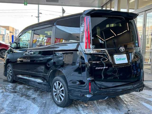 トヨタ エスクァイア Gi プレミアムパッケージ ブラックテーラード 道東・釧路十勝 2019(平31)年 3.2万km ブラック 4WD/寒冷地仕様/ワンオーナー/社外10インチメモリーナビ/　　（DVD/CD/フルセグTV/Bluetooth）/バックカメラ/トヨタセーフティセンス/　　衝突軽減ブレーキ/　　レーンキープアシスト/　　オートマチックハイビーム/クルーズコントロール/社外10.2インチフリップダウンモニター/両側パワースライドドア/フロントワイパーデアイサ―/ハーフレザーシート/前席シートヒーター/アイドリングストップ/ウッドコンビハンドル/ステアリングヒーター/ステアリングリモコン/ビルトインETC/LEDヘッドライト/フォグライト/横滑り防止装置/ウィンカーミラー/電動格納ミラー/運転席シートヒーター/モデリスタフルエアロ/ドライブレコーダー前後/純正ドアバイザー/純正フロアマット/スペアタイヤ/社外レーダー/キーレス一体型純正エンジンスターター/スマートキー/エンジンプッシュスタート/スペアキー/ディーラー記録簿 R4/5/6/取扱説明書/保証書/ナビ取説/純正15インチアルミホイール