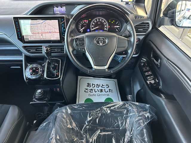 トヨタ エスクァイア Gi プレミアムパッケージ ブラックテーラード 道東・釧路十勝 2019(平31)年 3.2万km ブラック 4WD/寒冷地仕様/ワンオーナー/社外10インチメモリーナビ/　　（DVD/CD/フルセグTV/Bluetooth）/バックカメラ/トヨタセーフティセンス/　　衝突軽減ブレーキ/　　レーンキープアシスト/　　オートマチックハイビーム/クルーズコントロール/社外10.2インチフリップダウンモニター/両側パワースライドドア/フロントワイパーデアイサ―/ハーフレザーシート/前席シートヒーター/アイドリングストップ/ウッドコンビハンドル/ステアリングヒーター/ステアリングリモコン/ビルトインETC/LEDヘッドライト/フォグライト/横滑り防止装置/ウィンカーミラー/電動格納ミラー/運転席シートヒーター/モデリスタフルエアロ/ドライブレコーダー前後/純正ドアバイザー/純正フロアマット/スペアタイヤ/社外レーダー/キーレス一体型純正エンジンスターター/スマートキー/エンジンプッシュスタート/スペアキー/ディーラー記録簿 R4/5/6/取扱説明書/保証書/ナビ取説/純正15インチアルミホイール