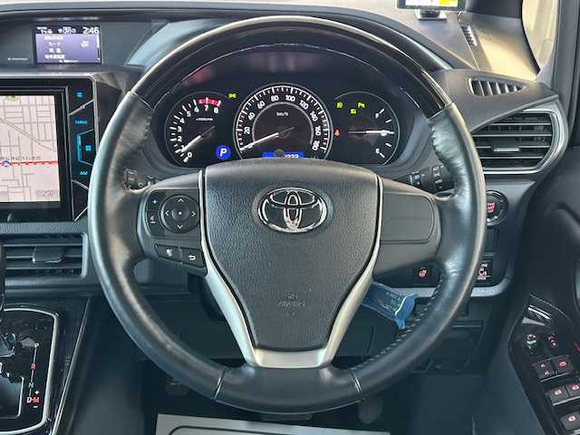 トヨタ エスクァイア Gi プレミアムパッケージ ブラックテーラード 道東・釧路十勝 2019(平31)年 3.2万km ブラック 4WD/寒冷地仕様/ワンオーナー/社外10インチメモリーナビ/　　（DVD/CD/フルセグTV/Bluetooth）/バックカメラ/トヨタセーフティセンス/　　衝突軽減ブレーキ/　　レーンキープアシスト/　　オートマチックハイビーム/クルーズコントロール/社外10.2インチフリップダウンモニター/両側パワースライドドア/フロントワイパーデアイサ―/ハーフレザーシート/前席シートヒーター/アイドリングストップ/ウッドコンビハンドル/ステアリングヒーター/ステアリングリモコン/ビルトインETC/LEDヘッドライト/フォグライト/横滑り防止装置/ウィンカーミラー/電動格納ミラー/運転席シートヒーター/モデリスタフルエアロ/ドライブレコーダー前後/純正ドアバイザー/純正フロアマット/スペアタイヤ/社外レーダー/キーレス一体型純正エンジンスターター/スマートキー/エンジンプッシュスタート/スペアキー/ディーラー記録簿 R4/5/6/取扱説明書/保証書/ナビ取説/純正15インチアルミホイール