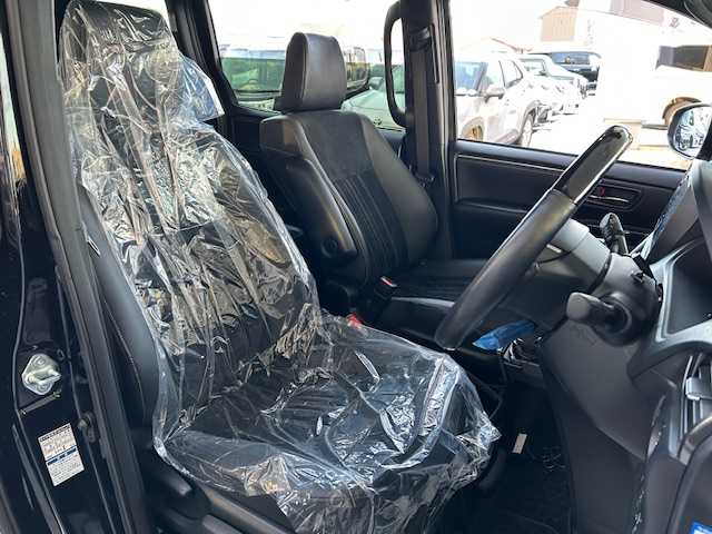 トヨタ エスクァイア Gi プレミアムパッケージ ブラックテーラード 道東・釧路十勝 2019(平31)年 3.2万km ブラック 4WD/寒冷地仕様/ワンオーナー/社外10インチメモリーナビ/　　（DVD/CD/フルセグTV/Bluetooth）/バックカメラ/トヨタセーフティセンス/　　衝突軽減ブレーキ/　　レーンキープアシスト/　　オートマチックハイビーム/クルーズコントロール/社外10.2インチフリップダウンモニター/両側パワースライドドア/フロントワイパーデアイサ―/ハーフレザーシート/前席シートヒーター/アイドリングストップ/ウッドコンビハンドル/ステアリングヒーター/ステアリングリモコン/ビルトインETC/LEDヘッドライト/フォグライト/横滑り防止装置/ウィンカーミラー/電動格納ミラー/運転席シートヒーター/モデリスタフルエアロ/ドライブレコーダー前後/純正ドアバイザー/純正フロアマット/スペアタイヤ/社外レーダー/キーレス一体型純正エンジンスターター/スマートキー/エンジンプッシュスタート/スペアキー/ディーラー記録簿 R4/5/6/取扱説明書/保証書/ナビ取説/純正15インチアルミホイール