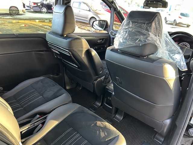 トヨタ エスクァイア Gi プレミアムパッケージ ブラックテーラード 道東・釧路十勝 2019(平31)年 3.2万km ブラック 4WD/寒冷地仕様/ワンオーナー/社外10インチメモリーナビ/　　（DVD/CD/フルセグTV/Bluetooth）/バックカメラ/トヨタセーフティセンス/　　衝突軽減ブレーキ/　　レーンキープアシスト/　　オートマチックハイビーム/クルーズコントロール/社外10.2インチフリップダウンモニター/両側パワースライドドア/フロントワイパーデアイサ―/ハーフレザーシート/前席シートヒーター/アイドリングストップ/ウッドコンビハンドル/ステアリングヒーター/ステアリングリモコン/ビルトインETC/LEDヘッドライト/フォグライト/横滑り防止装置/ウィンカーミラー/電動格納ミラー/運転席シートヒーター/モデリスタフルエアロ/ドライブレコーダー前後/純正ドアバイザー/純正フロアマット/スペアタイヤ/社外レーダー/キーレス一体型純正エンジンスターター/スマートキー/エンジンプッシュスタート/スペアキー/ディーラー記録簿 R4/5/6/取扱説明書/保証書/ナビ取説/純正15インチアルミホイール