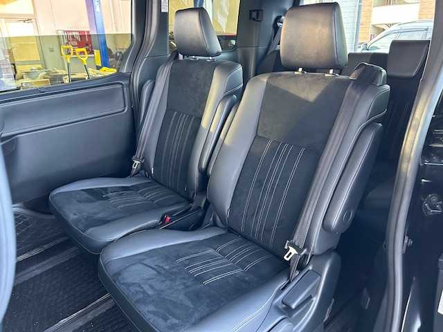 トヨタ エスクァイア Gi プレミアムパッケージ ブラックテーラード 道東・釧路十勝 2019(平31)年 3.2万km ブラック 4WD/寒冷地仕様/ワンオーナー/社外10インチメモリーナビ/　　（DVD/CD/フルセグTV/Bluetooth）/バックカメラ/トヨタセーフティセンス/　　衝突軽減ブレーキ/　　レーンキープアシスト/　　オートマチックハイビーム/クルーズコントロール/社外10.2インチフリップダウンモニター/両側パワースライドドア/フロントワイパーデアイサ―/ハーフレザーシート/前席シートヒーター/アイドリングストップ/ウッドコンビハンドル/ステアリングヒーター/ステアリングリモコン/ビルトインETC/LEDヘッドライト/フォグライト/横滑り防止装置/ウィンカーミラー/電動格納ミラー/運転席シートヒーター/モデリスタフルエアロ/ドライブレコーダー前後/純正ドアバイザー/純正フロアマット/スペアタイヤ/社外レーダー/キーレス一体型純正エンジンスターター/スマートキー/エンジンプッシュスタート/スペアキー/ディーラー記録簿 R4/5/6/取扱説明書/保証書/ナビ取説/純正15インチアルミホイール