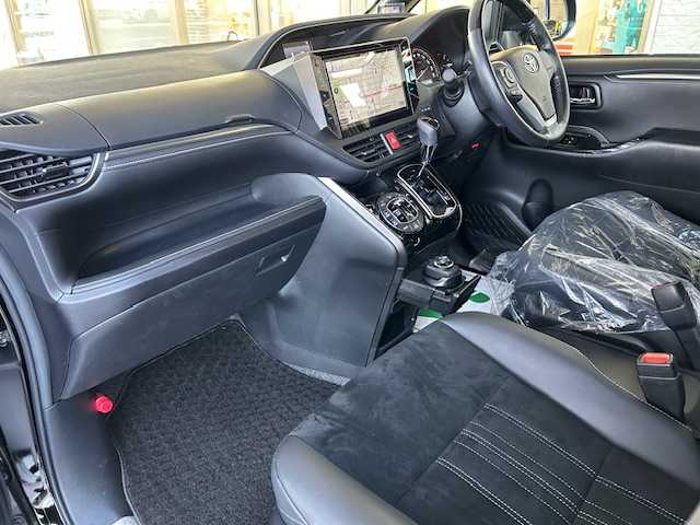 トヨタ エスクァイア Gi プレミアムパッケージ ブラックテーラード 道東・釧路十勝 2019(平31)年 3.2万km ブラック 4WD/寒冷地仕様/ワンオーナー/社外10インチメモリーナビ/　　（DVD/CD/フルセグTV/Bluetooth）/バックカメラ/トヨタセーフティセンス/　　衝突軽減ブレーキ/　　レーンキープアシスト/　　オートマチックハイビーム/クルーズコントロール/社外10.2インチフリップダウンモニター/両側パワースライドドア/フロントワイパーデアイサ―/ハーフレザーシート/前席シートヒーター/アイドリングストップ/ウッドコンビハンドル/ステアリングヒーター/ステアリングリモコン/ビルトインETC/LEDヘッドライト/フォグライト/横滑り防止装置/ウィンカーミラー/電動格納ミラー/運転席シートヒーター/モデリスタフルエアロ/ドライブレコーダー前後/純正ドアバイザー/純正フロアマット/スペアタイヤ/社外レーダー/キーレス一体型純正エンジンスターター/スマートキー/エンジンプッシュスタート/スペアキー/ディーラー記録簿 R4/5/6/取扱説明書/保証書/ナビ取説/純正15インチアルミホイール