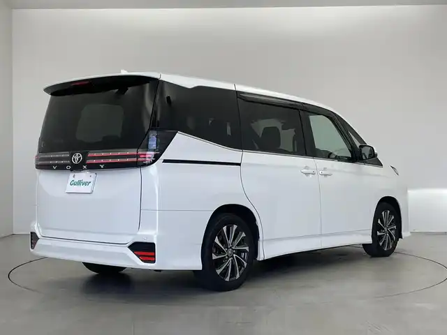 トヨタ ヴォクシー S－Z 埼玉県 2023(令5)年 1万km ホワイトパールクリスタルシャイン Mira Cast/ワンオーナー/純正メモリナビ/(DVD/フルセグTV/Bluetooth/USB)/フリップダウンモニター/ハーフレザーシート/バックカメラ/両側パワースライドドア/セーフティセンス/・プリクラッシュセーフティシステム/・レーンディパーチャーアラート/・オートマチックハイビーム/・ドライバー異常時対応システム/・発進遅れ告知機能/・レーントレーシングアシスト/・レーダークルーズコントロール/・ロードサインアシスト/・プロアクティブドライビングアシスト/LEDヘッドライト/スマートキー/ビルトインETC2.0 /前後ドライブレコーダー/前席シートヒーター/横滑り防止機能/純正17インチアルミホイール/カーテンエアバッグ/パーキングサポートブレーキ/保証書/取扱説明書